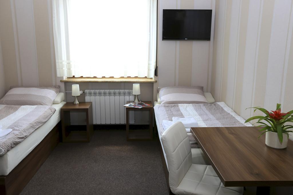10 Bed And Breakfast Poznan Room photo