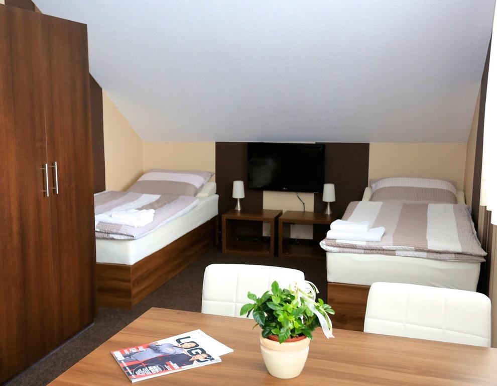 10 Bed And Breakfast Poznan Room photo